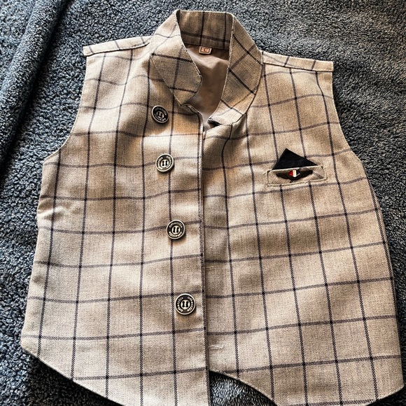 3 piece suit for 2-3 year old toddler - Picture 5 of 5